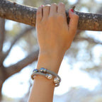 Brazalete rígido Perlas Tender. Gris